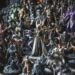 Collection de figurines League of Legends exposées sur une étagère.