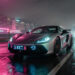 Vue nocturne cinématographique d’une voiture sportive roulant dans une ville côtière illuminée par des néons roses et cyan, avec des reflets sur la chaussée mouillée.